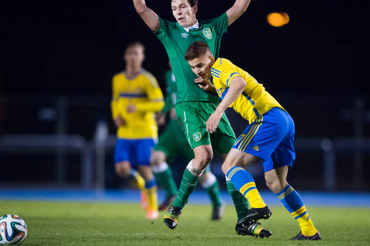 Sveriges Mirza Halvadzic knuffar undan Irlands Connor Dimaio