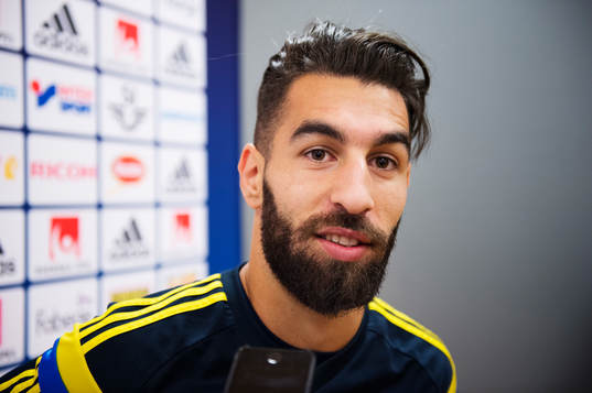 Jimmy Durmaz blir intervjuad av media