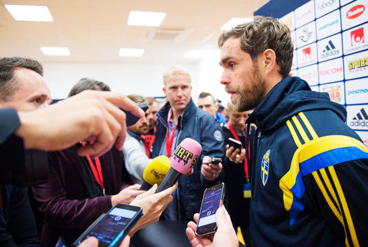Johan Elmander blir intervjuad av media