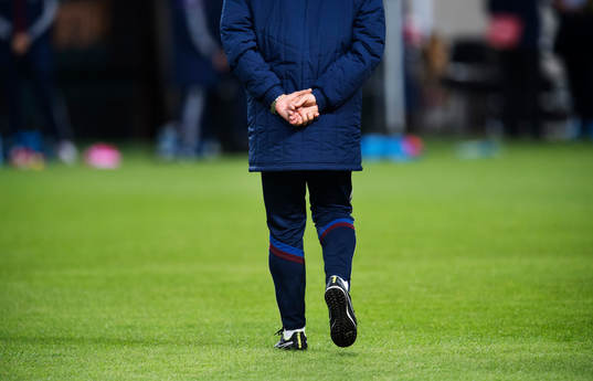 Förbundskapten Fabio Capello går på planen
