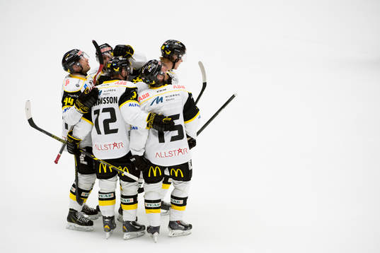 Västerås spelare jublar