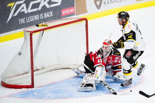 Västerås Fredrik Johansson gör 0-1 bakom Malmö Redhawks
