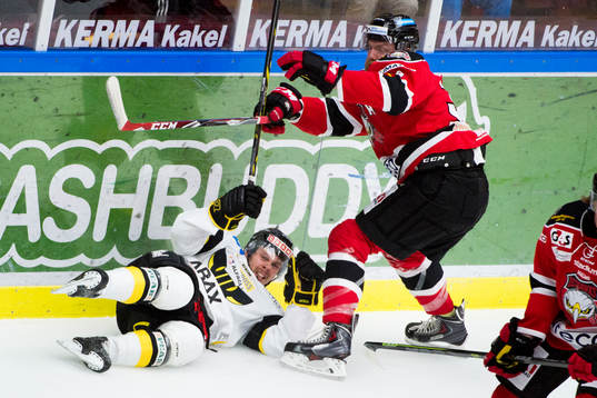 Malmö Redhawks David Liffiton tacklar omkull Västerås