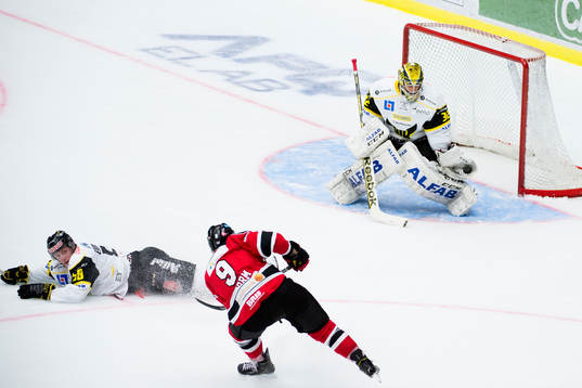 Malmö Redhawks Fredrik Storm testar skott mot Västerås