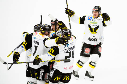 Västerås spelare med Eddie Davidsson (th) jublar