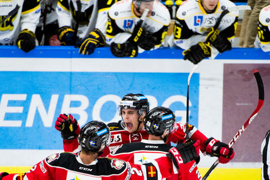 Malmö Redhawks Henrik Hetta jublar ihop med Jens Olsson