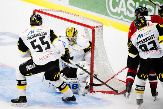 Malmö Redhawks Henrik Hetta (th) gör avgörande 3-2