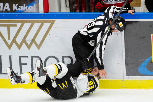 Västerås Dustin Johner kolliderar med domaren