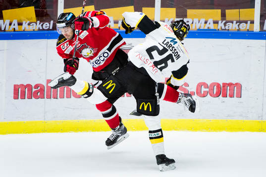 Västerås Hampus Larsson och Malmö Redhawks Colin Stuart