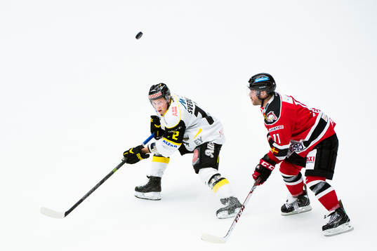 Västerås Linus Svedlund och Malmö Redhawks Joey Tenute