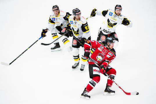 Malmö Redhawks Nils Bergström tar sig förbi Västerås