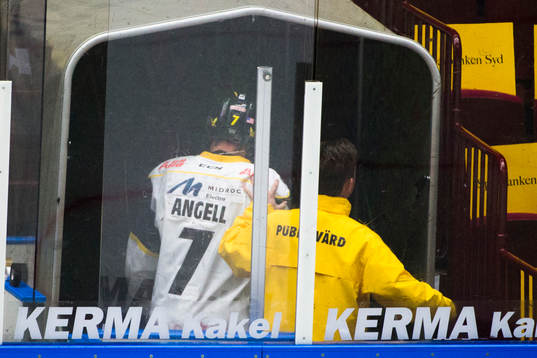 Västerås Nick Angell lämnar planen