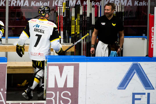 Västerås Nick Angell lämnar planen