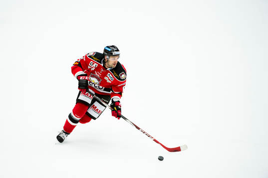 Malmö Redhawks Colin Stuart driver upp pucken