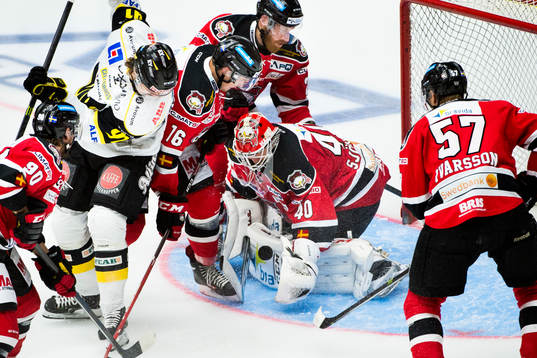 Västerås Mikael Frycklund oroar framför Malmö Redhawks