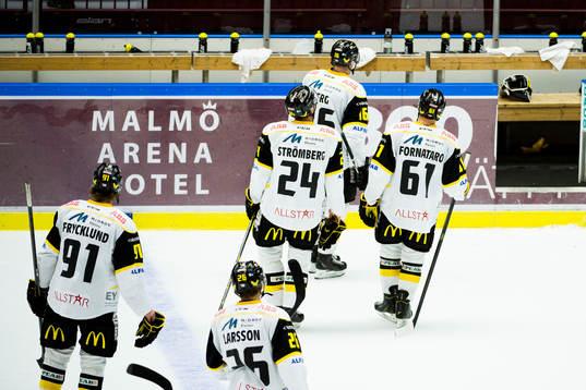 Västerås spelare lämnar isen