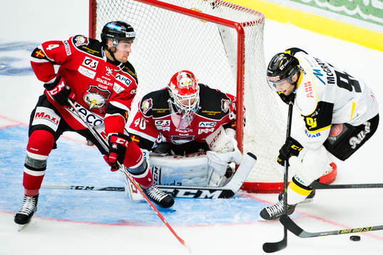Västerås Evan McGrath oroar framför Malmö Redhawks
