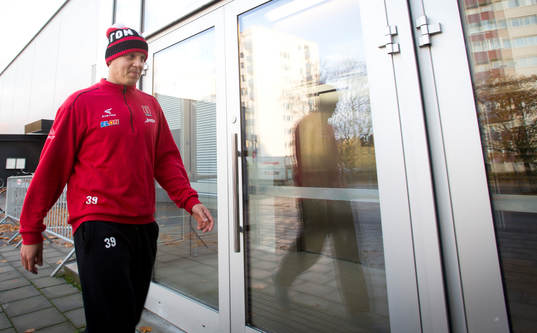 Örebros Ville Viitaluoma värmer upp i träningsoverall