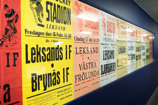 Gamla affischer från tidigare matcher hägnades längs