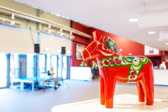 En dalahäst i entrén till Tegera Arena före