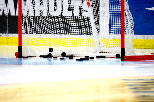 Målet fullt av puckar innan ishockeymatchen i SHL mellan