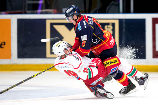 Djurgårdens Andreas Englund och Modos Mattias Ritola