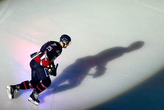 Linköpings Johannes Salmonsson före  ishockeymatchen i