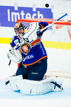 Växjös målvakt Cristopher Nihlstorp stöter undan en puck