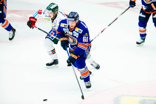 Växjös Erik Josefsson jagas av Frölundas Anton Blidh