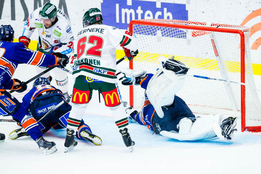 Växjös målvakt Cristopher Nihlstorp kastar sig