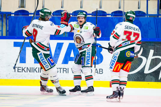 Frölundas Andreas Johnson firas av Max Görtz och Elias