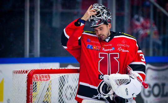 Örebros målvakt Johannes Jönsson deppar