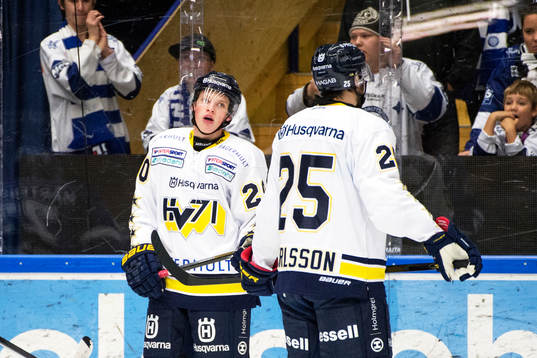 HV71s  Lawrence Pilut och Mattias Karlsson deppar
