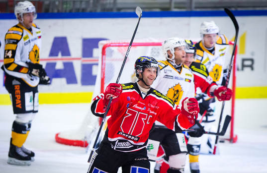 Örebros Henrik Löwdahl jublar vid 2-3 målet