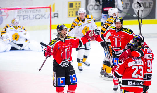 Örebros Henrik Löwdahl jublar med Johan Wiklander vid 2-3