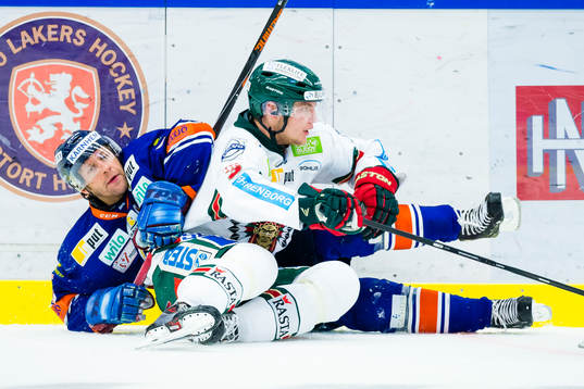 Frölundas Oliver Bohm trycker ner Växjös Tomi Kallio