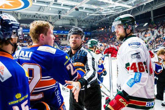 Gruff mellan Växjös Gustav Rydahl och Frölundas