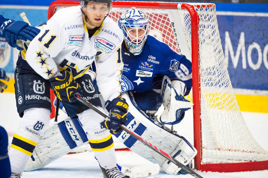 HV71s  Calle Ridderwall försöker täcka sikten för
