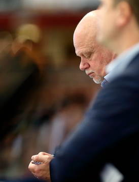 tränare Roger Melin antecknar