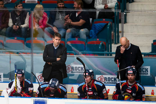 Djurgårdens tränare Hans Särkijärvi ser deppig ut i
