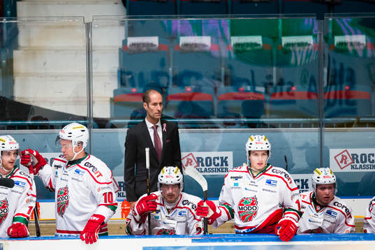 Modos tränare Anders Forsberg i båset