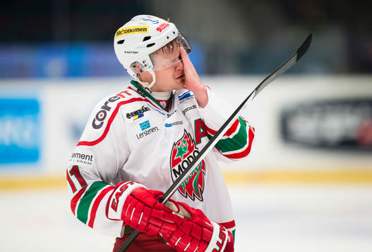 Modos Simon Önerud tar sig för ansiktet