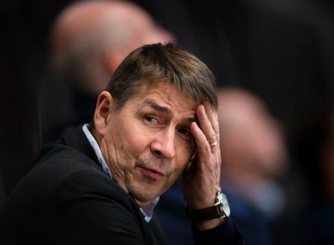 Djurgårdens tränare Hans Särkijärvi tar sig för pannan