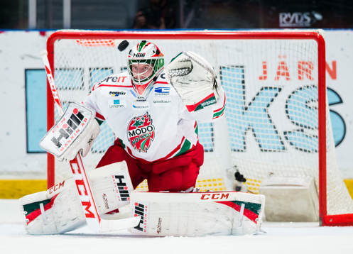 Modos målvakt Adam Reideborn med en räddning