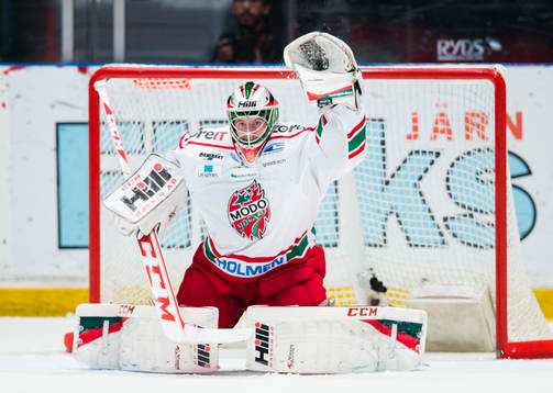 Modos målvakt Adam Reideborn med en räddning