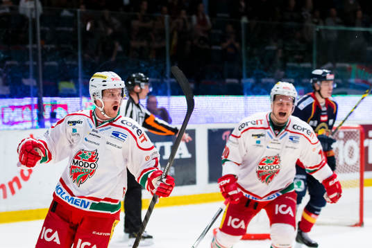Modos Kyle Flanagan (v)  firar 3-2 reduceringen