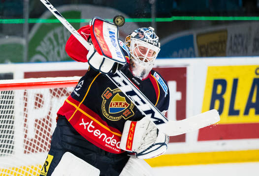 Djurgårdens målvakt Mikael Tellqvist med en räddning