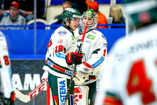 Frölundas Anton Blidh och målvakt Lars Johansson jublar