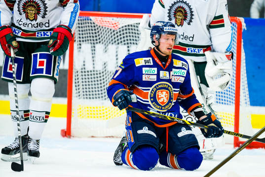 Växjös Alexander Johansson står på knä