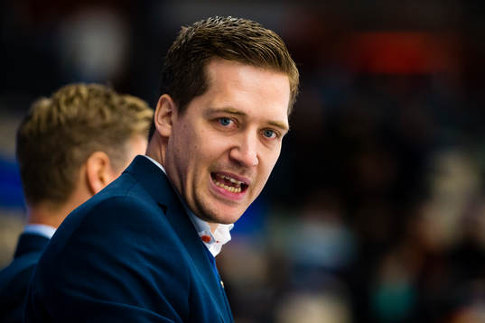 Växjös tränare Sam Hallam skriker